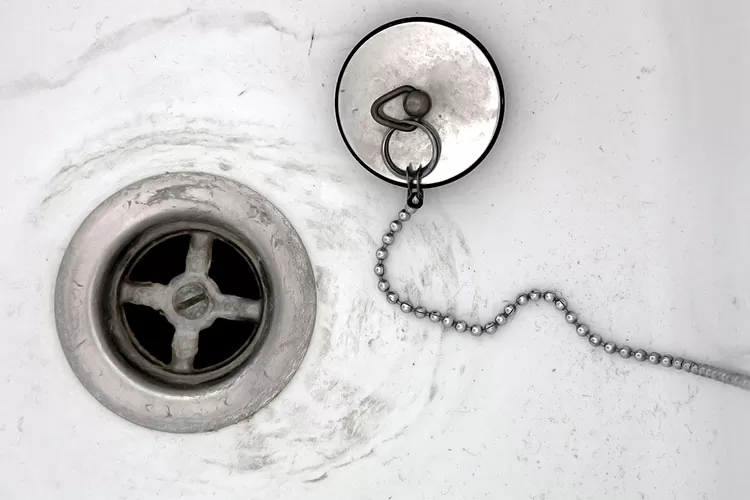 Βουλωμένη μπανιέρα ή νεροχύτης; – Το γρήγορο κόλπο για να μη χρειαστεί να πληρώσετε υδραυλικό