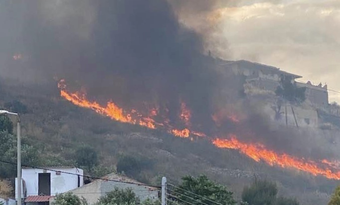 Η φωτιά στο Σχιστό Κορυδαλλού δεν έχει οριοθετηθεί πλήρως