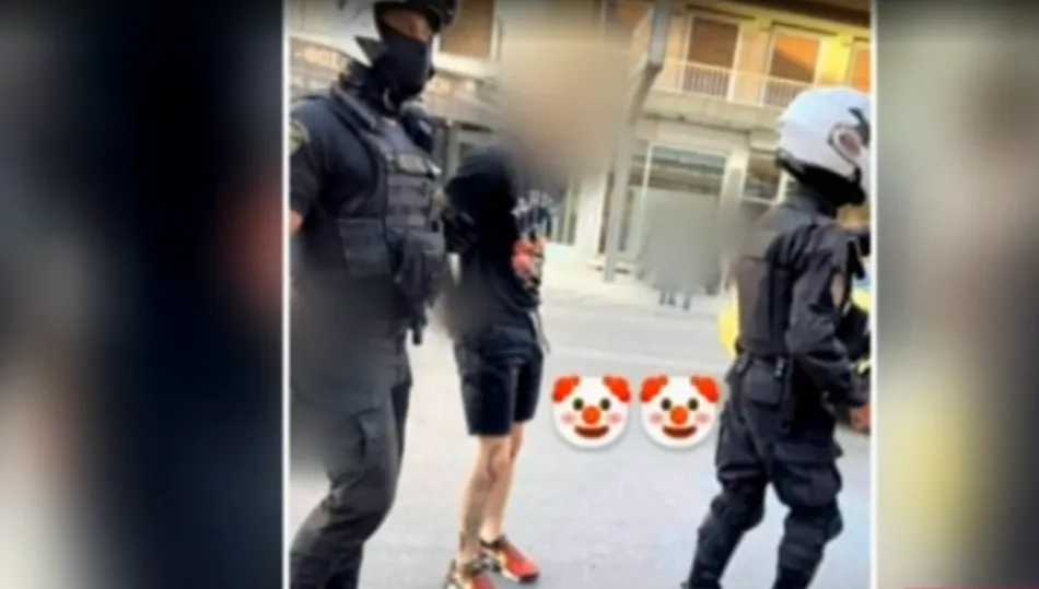 Φωτογραφία-ντοκουμέντο: Η στιγμή που συλλαμβάνουν τον τράπερ Tranno στο Μπουρνάζι για παράνομη οπλοκατοχή