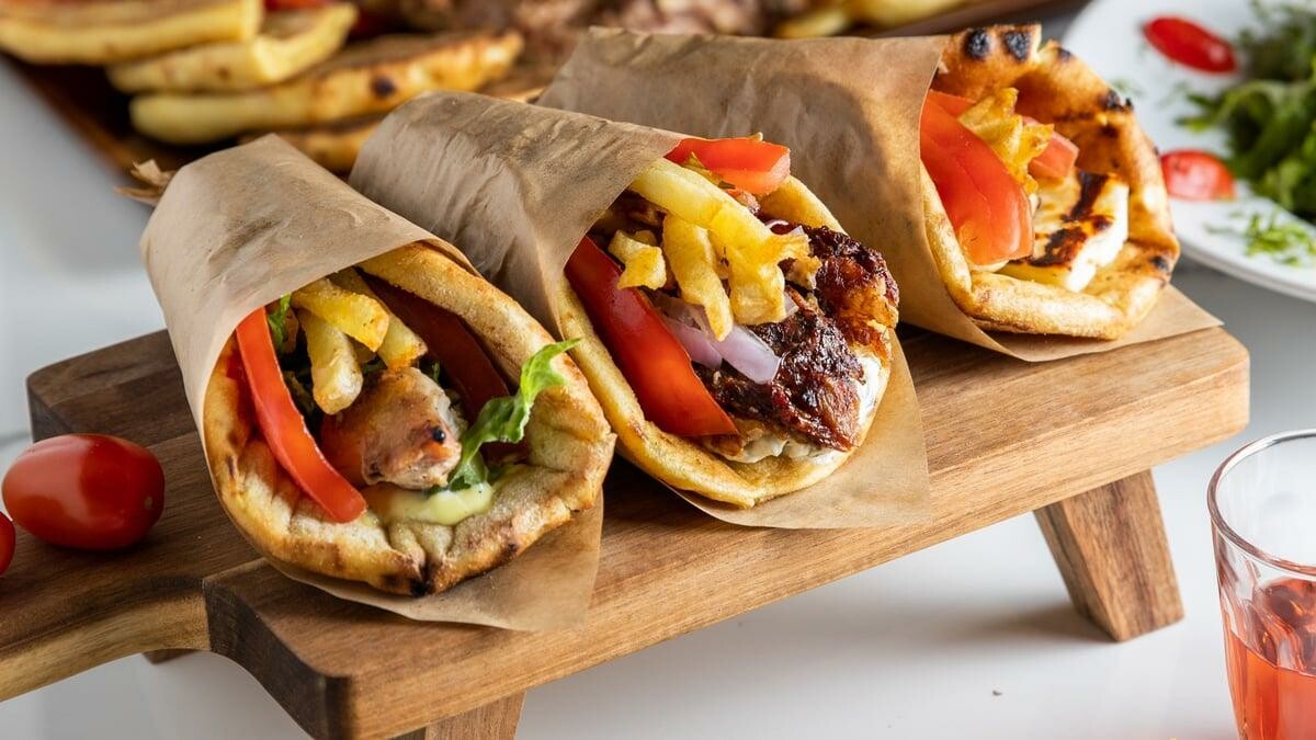 Ο κόσμος δεν μπορεί να αγοράσει ούτε σουβλάκι – Reuters: «Καύσωνας» στα ελληνικά σουβλατζίδικα