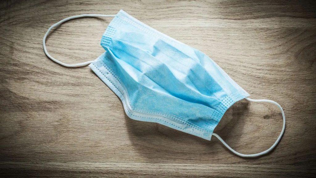 «Τέλος» η χρήση μάσκας στους εσωτερικούς χώρους για την… ώρα – Πού θα παραμείνει υποχρεωτική