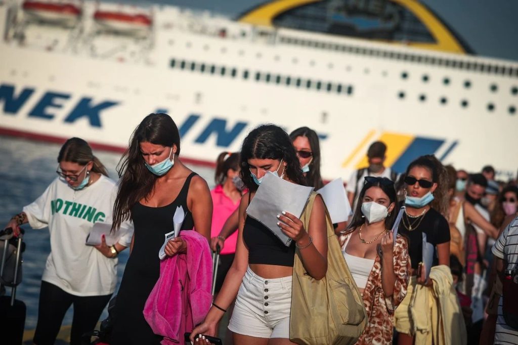 Συνεδριάζουν σήμερα το μεσημέρι οι «ειδικοί» για τις μάσκες σε ταξί & πλοία