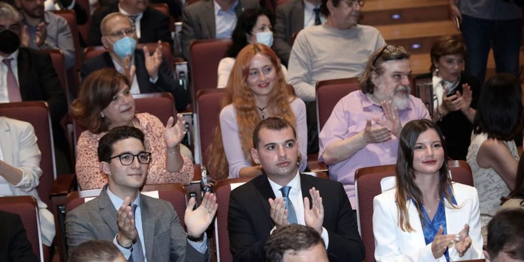 Κώστας Καραμανλής: Tα δίδυμα παιδιά του τον συνόδευσαν στην ομιλία του στο Μέγαρο Μουσικής (φώτο)