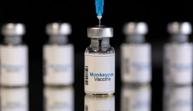 Moderna: «Θα κάνετε mRNA εμβόλιο κάθε χρόνο – Θα το ανανεώνετε όπως το iPhone»