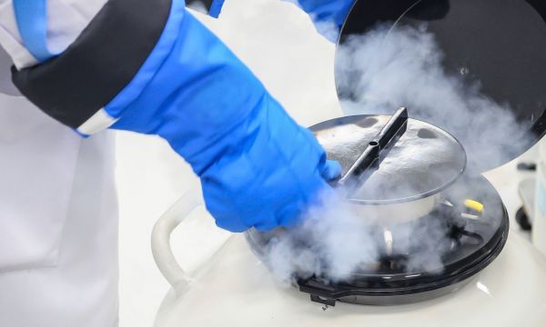 «Έξω φρενών» λεσβία μητέρα: «Έκανα δυο μωρά με σπέρμα δωρητή που δεν μου είπε ποτέ για τη γενετική του πάθηση»