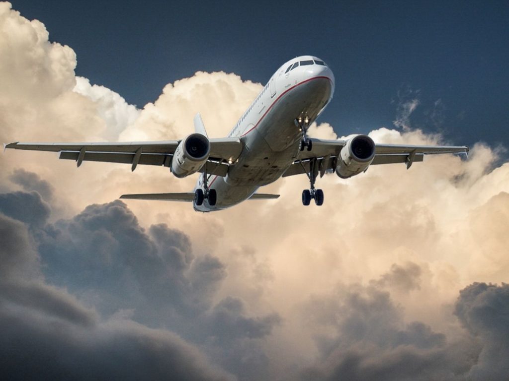 «Πανικός» σε πτήση που πήγαινε στη Ρόδο: Συνελήφθη επιβάτιδα που προκάλεσε φασαρία μέσα στο αεροπλάνο