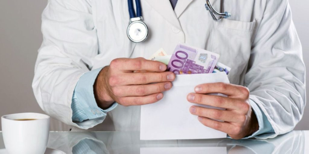 Αττική: Γιατρός συνελήφθη έπειτα από καταγγελία για «φακελάκι» 1.000 ευρώ – Σε δημόσιο μαιευτήριο