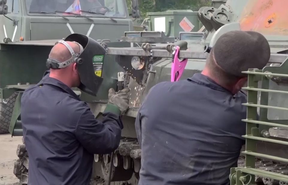 Με απλά εργαλεία οι Ρώσοι επισκευάζουν πάσης φύσεως τεθωρακισμένα στο πεδίο της μάχης (βίντεο)