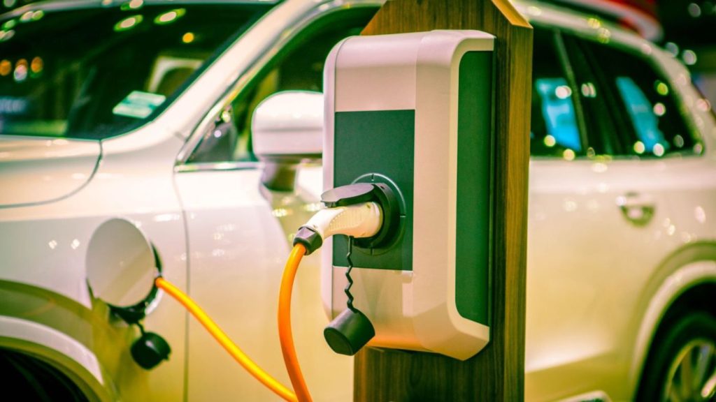 Νέος κλιματικός νόμος: Ποιοι θα «φάνε» πρόστιμο 10.000 ευρώ αν δεν αποκτήσουν ηλεκτρικό αυτοκίνητο