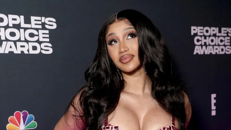 Cardi B: «΄Εριξε» το Instagram με την προκλητική-αποκαλυπτική φόρμα της (φωτο)