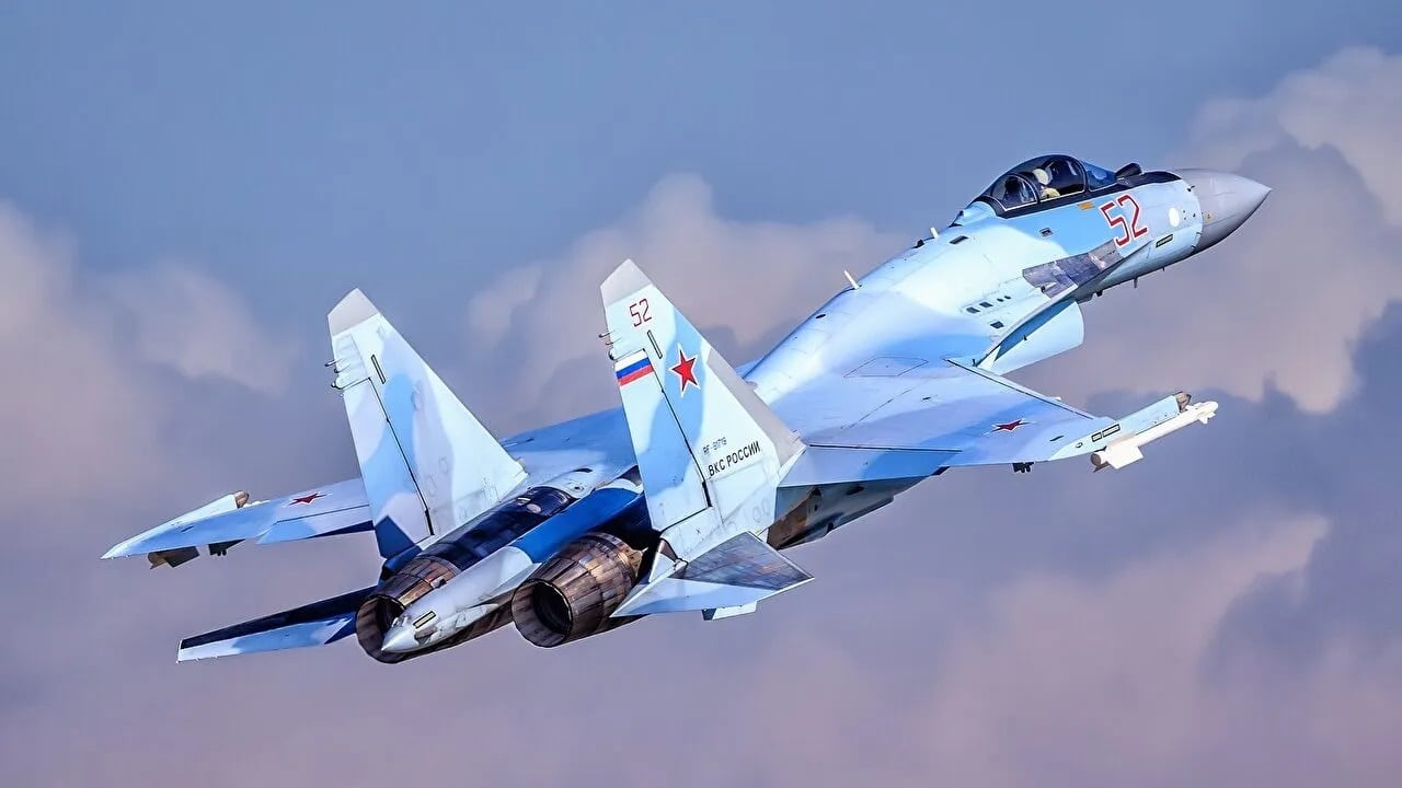 Ρωσικό Su-35 εκτόξευσε 3 πυραύλους α/α R-77 ενώ εκτελούσε περίπλοκο ελιγμό