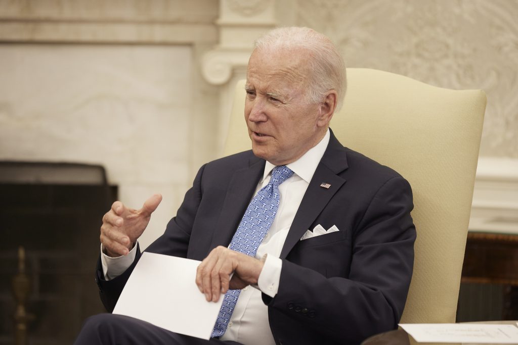 ΗΠΑ: Ο Τ.Μπάιντεν ζητά να απαγορευτεί η πώληση τουφεκιών εφόδου σε ιδιώτες