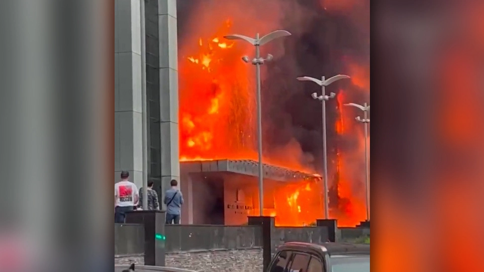 Ρωσία: Φωτιά σε επιχειρηματικό κέντρο στη Μόσχα – Τουλάχιστον 120 άτομα έχουν απομακρυνθεί
