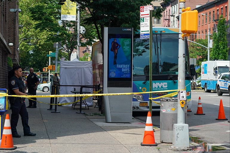 Νέα Υόρκη: Πυροβόλησαν λεωφορείο εμβολιασμού για τον κορωνοϊό – Σε lockdown δυο σχολεία στην περιοχή