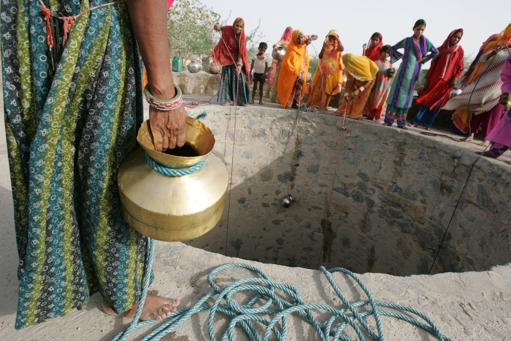 Ινδία: Γυναίκα σκαρφαλώνει πανύψηλο τοίχο πηγαδιού για λίγο νερό (βίντεο)
