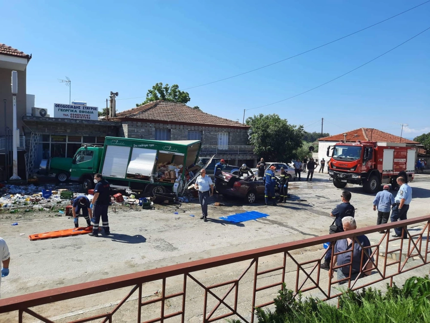 Τροχαίο με τρεις νεκρούς στην Καβάλα: Η σύγκρουση ήταν τόσο σφοδρή που το φορτηγό «γύρισε» σχεδόν 180 μοίρες