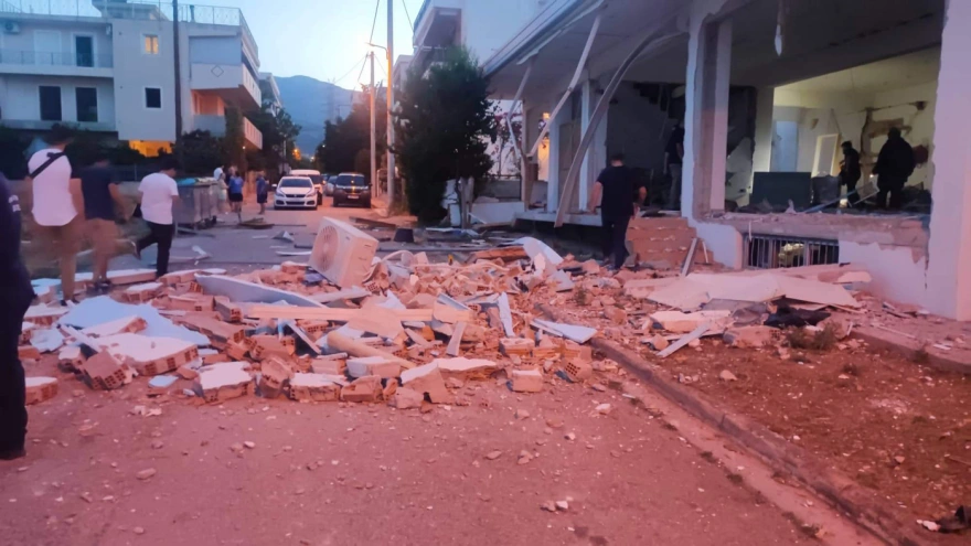 Μενίδι: Ισοπεδώθηκε το ξυλουργείο μετά την ισχυρή έκρηξη (φωτο)