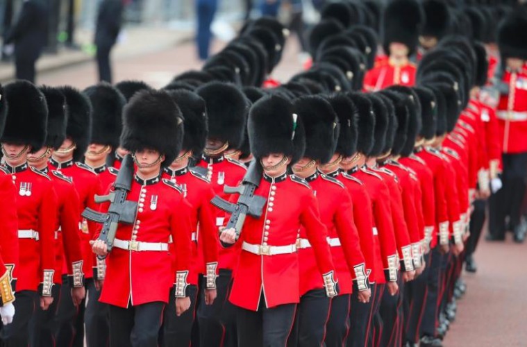 Η θερμοκρασία στο Λονδίνο ξεπερνούσε τους 20 βαθμούς: Τρεις φρουροί λιποθύμησαν στη λειτουργία για την βασίλισσα Ελισάβετ