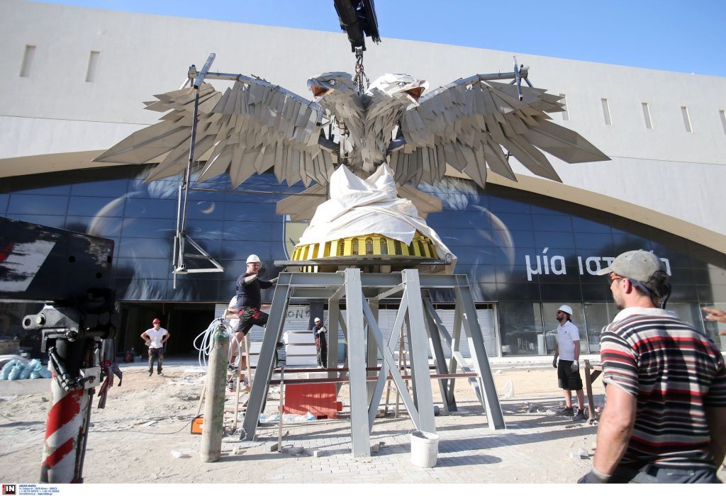 Γήπεδο ΑΕΚ: Τοποθετήθηκε ο εντυπωσιακός δικέφαλος ατσάλινος αετός (φώτο)