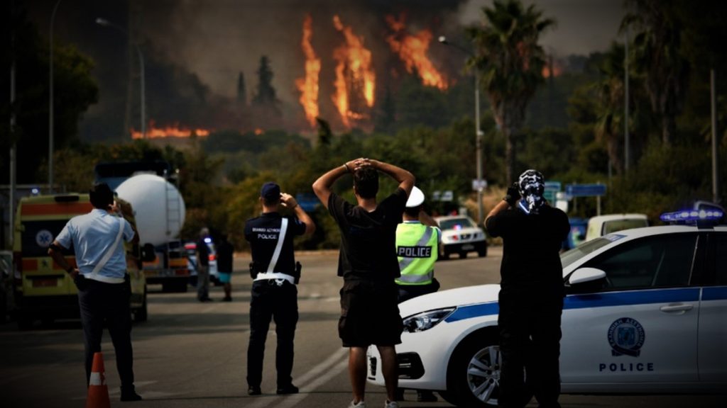 Σε ύφεση η πυρκαγιά σε Πανόραμα Βούλας & Βάρη αφού πρώτα… «έκαψε και τα βράχια»! – Αδιανόητη ανικανότητα (βίντεο)