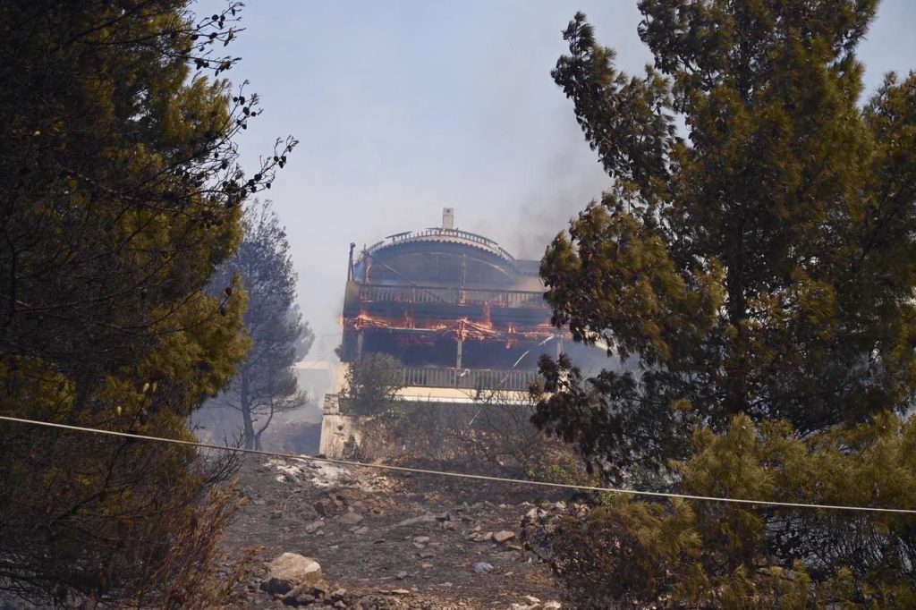Νέο έγκλημα: Καίγονται σπίτια από μια φωτιά σε θάμνους που θα μπορούσε να σβηστεί σε 20′ στην Άνω Γλυφάδα! (upd4)