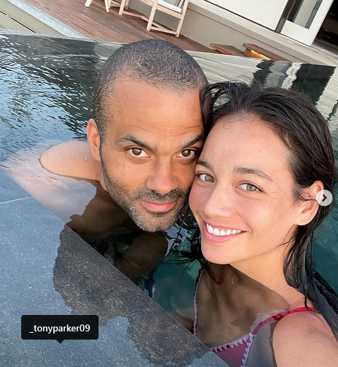 Η κοπέλα του Τόνι Πάρκερ έχει κλέψει την παράσταση με τις δημοσιογραφικές της επιδόσεις