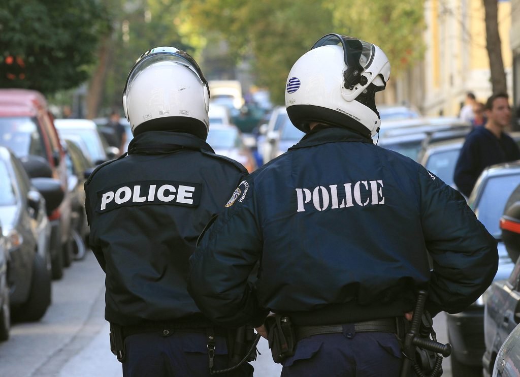 «Πανικός» στο Παγκράτι: 29χρονος Αλβανός απείλησε αστυνομικούς με τσεκούρι