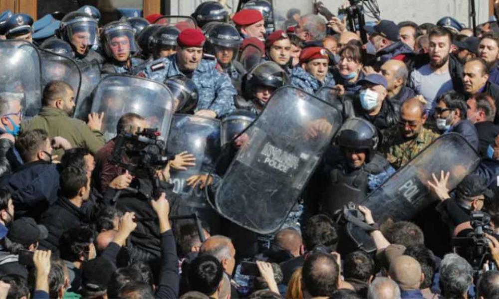 Αρμενία: Συμπλοκή αστυνομίας και διαδηλωτών – Εκατοντάδες οι τραυματίες (βίντεο)