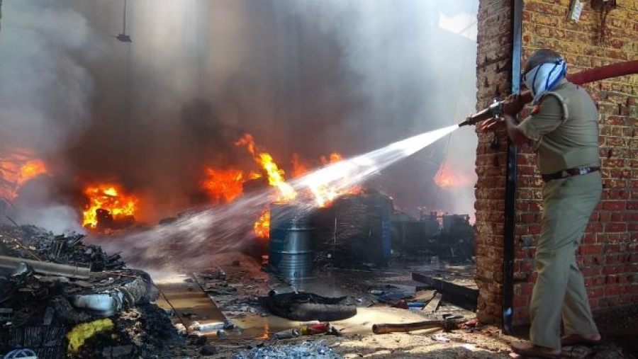 Ινδία: Τραγική έκρηξη σε εργοστάσιο χημικών – έξι άνθρωποι νεκροί και δεκάδες τραυματίες (βίντεο)