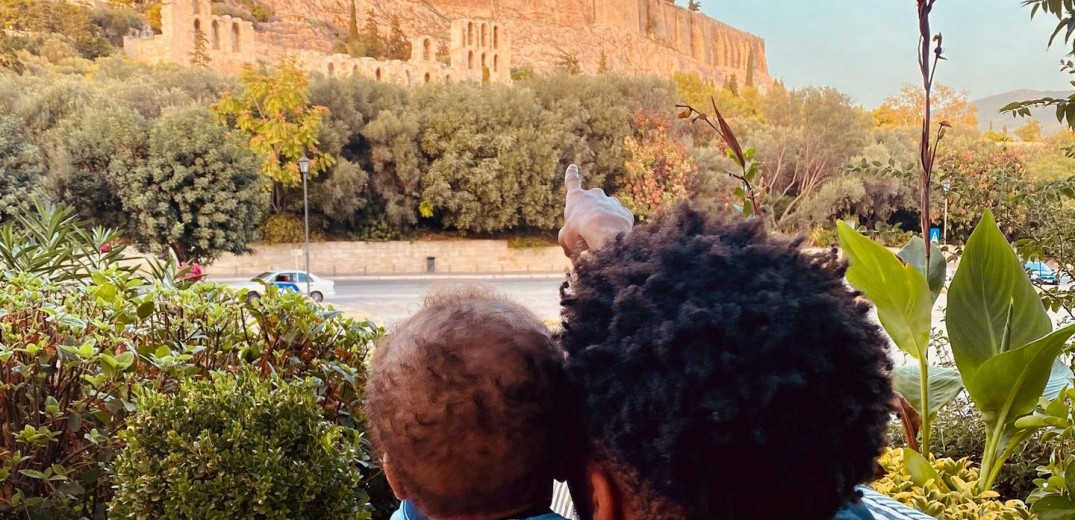 Γ.Αντετοκούνμπο: Ποζάρει με τους γιους του στην Ακρόπολη