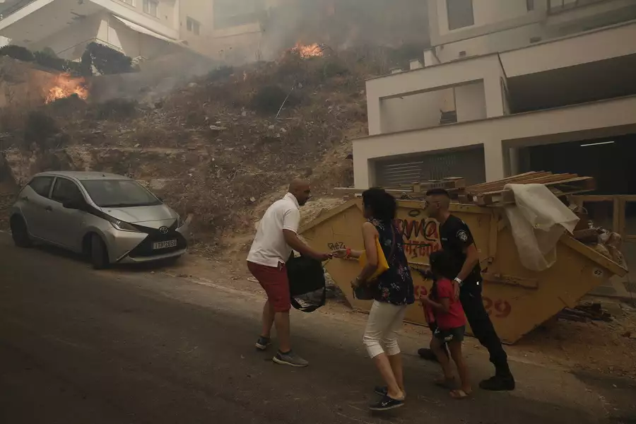 Φωτιά σε Γλυφάδα & Βούλα: Η στιγμή που οι κάτοικοι εκκενώνουν την περιοχή – Τρεις πυροσβέστες τραυματίες (φώτο)