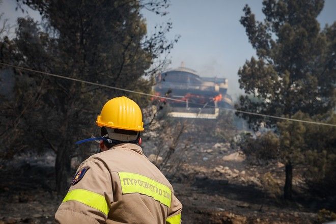 Φωτιά στη Βούλα: Στο νοσοκομείο πυροσβέστης – Άνοιξε σχολείο για την φιλοξενία των κατοίκων του Πανοράματος