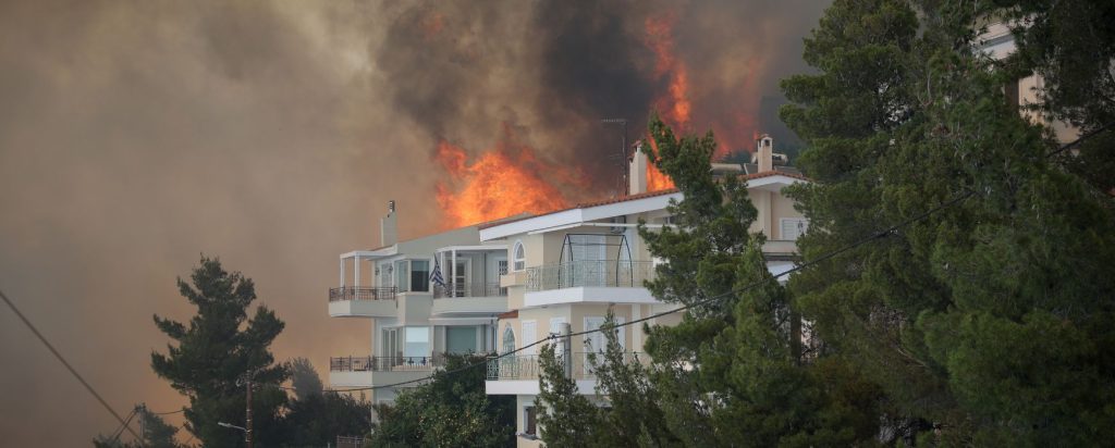 Πύρινη «κόλαση» στη Βάρη: Καίγεται το πεδίο βολής της Σχολής Ευελπίδων!