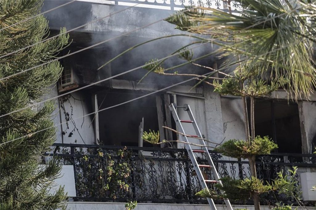 Φωτιά στη Βούλα – Εθελοντής περιγράφει πώς ξεκίνησε η πυρκαγιά: «Ακούσαμε ένα μπαμ από τον υποσταθμό»