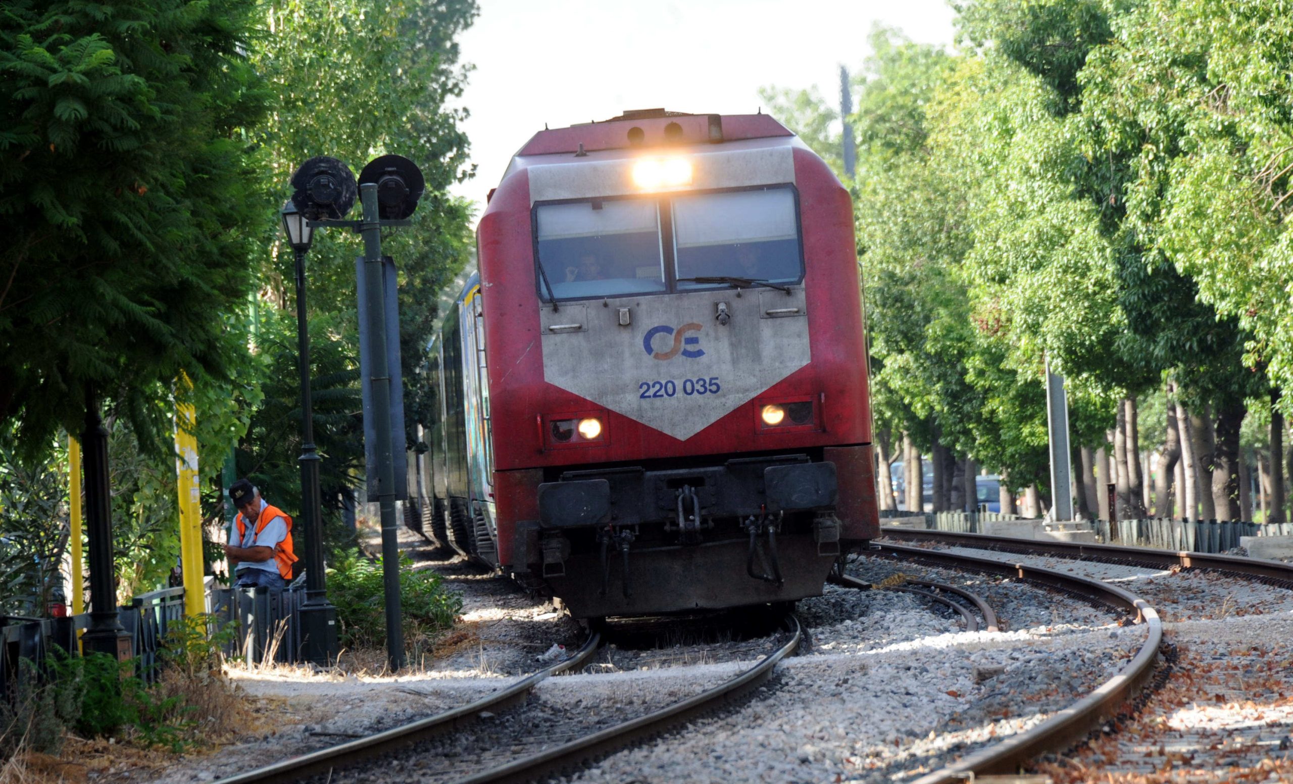 Τρένο στην Ημαθία παρέσυρε ΙΧ – Νεκρός ο 53χρονος οδηγός του οχήματος