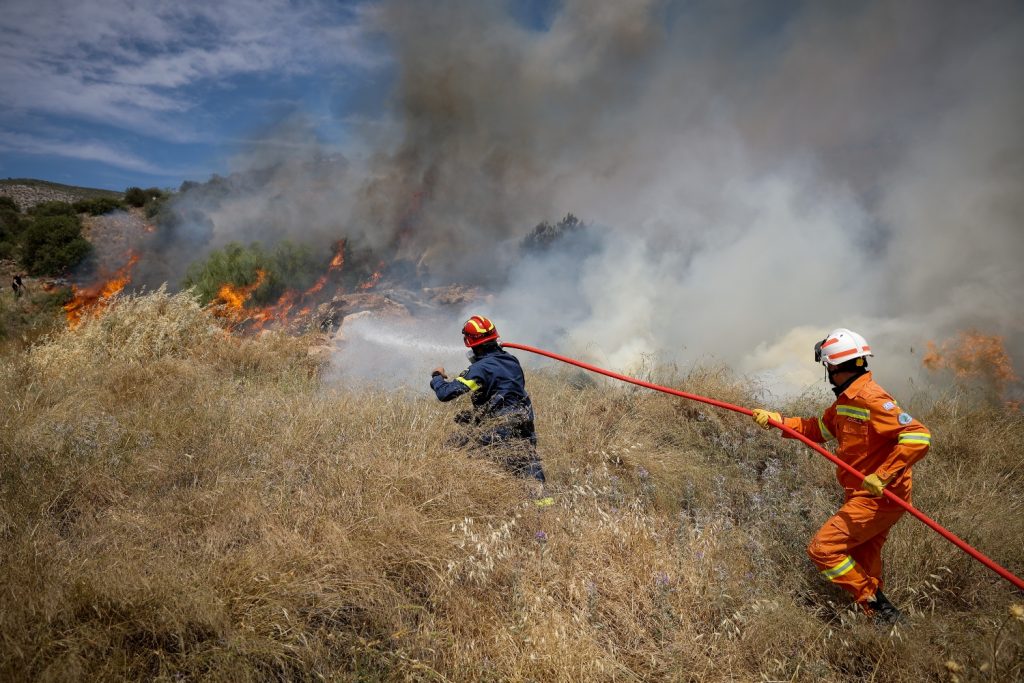 Ο ΔΕΔΔΗΕ διαψεύδει τον Δήμαρχο Γλυφάδας: «Δεν υπάρχει ένδειξη για αστοχία ή πρόβλημα που προκάλεσε την πυρκαγιά»