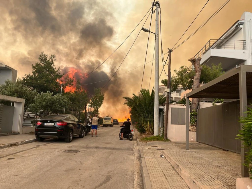 Γ.Κωνσταντέλλος: «Σε ύφεση η φωτιά στη Βούλα – Ανακλήθηκαν οι εντολές άμεσης εκκένωσης κατοικιών»