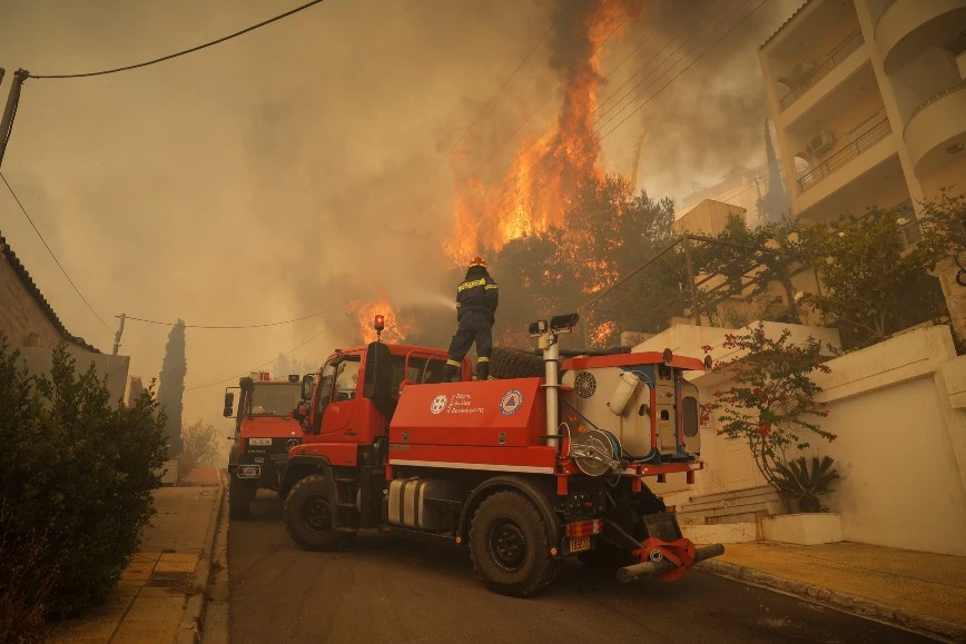 Πύρινη κόλαση σε Γλυφάδα-Βούλα εν μέσω παραπληροφόρησης για «ακίνδυνη φωτιά»! – Mεγάλη έκρηξη στις 18.48