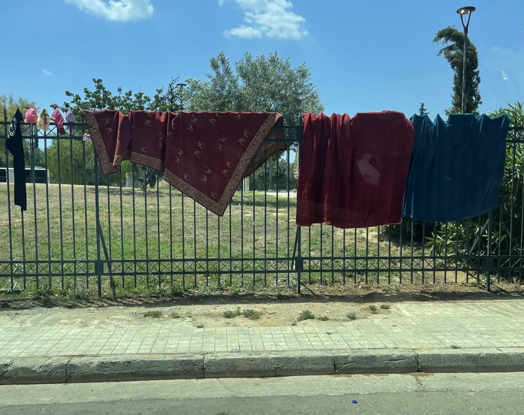 Απλωμένες μπουγάδες Ρομά στον Αρχαιολογικό Χώρο της Ακαδημίας Πλάτωνος!