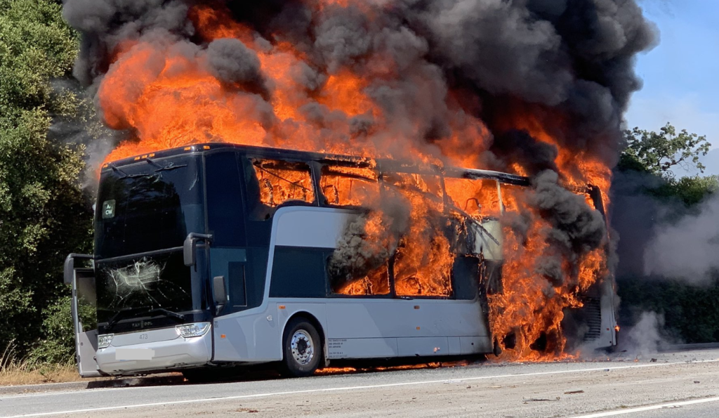 Τουριστικό λεωφορείο «τυλίχθηκε» στις φλόγες στο 12ο χιλιόμετρο της Πατρών-Ιωαννίνων
