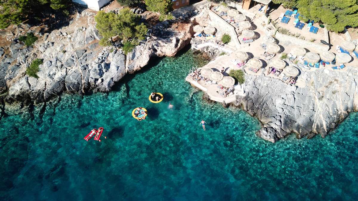 Η εξωτική παραλία που βρίσκεται μόλις μια ώρα μακριά από την Αθήνα και θυμίζει… Καραϊβική