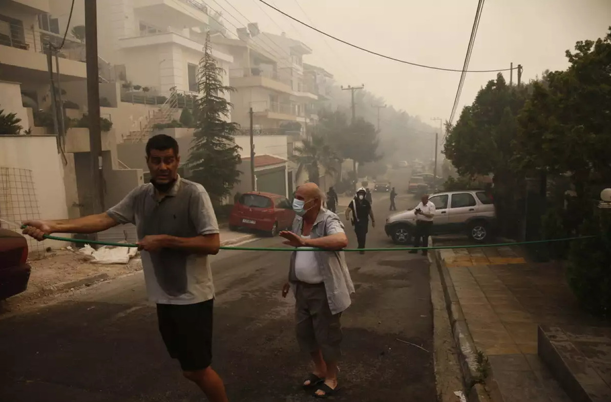 Φωτιά σε Βούλα και Βάρη: «Ανοιχτά τα ενδεχόμενα για εμπρησμό» λέει ο εκπρόσωπος Τύπου της Πυροσβεστικής