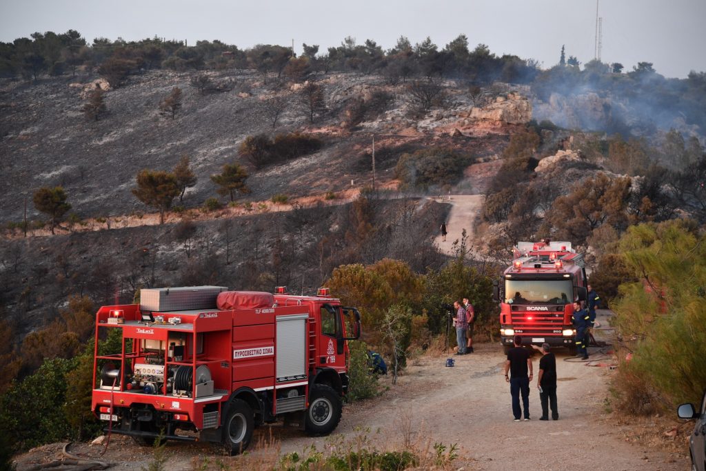 Σε ύφεση η πυρκαγιά στην Βούλα – Ξεκίνησε η καταμέτρηση ζημιών