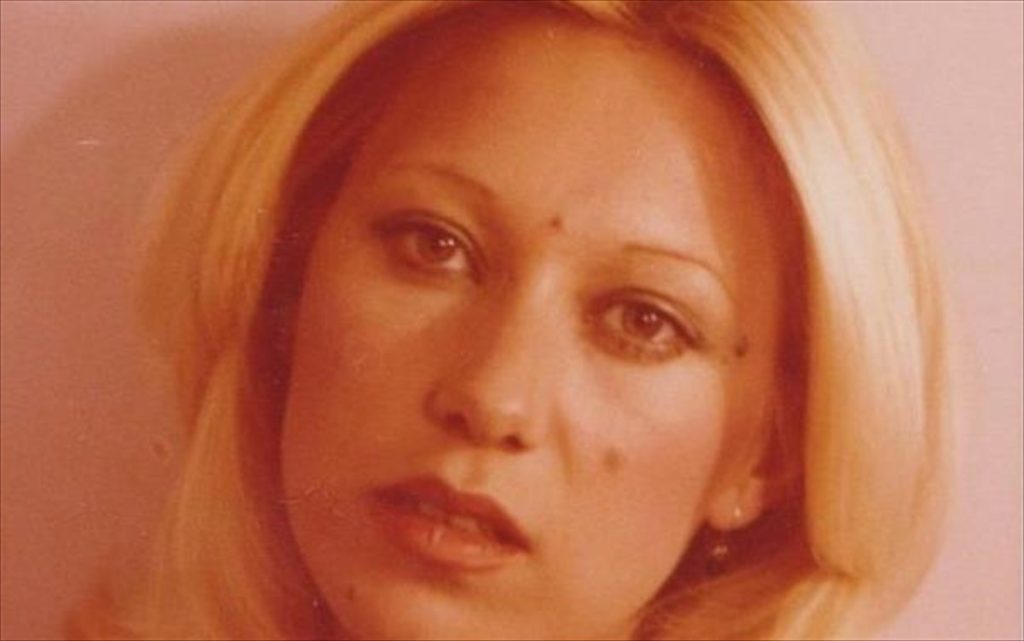 Δολοφονία Μ.Μπονίκου: Ομολόγησε το έγκλημα ο γιος της – Την έσφαξε με δύο μαχαίρια & μετά τραγουδούσε & χόρευε