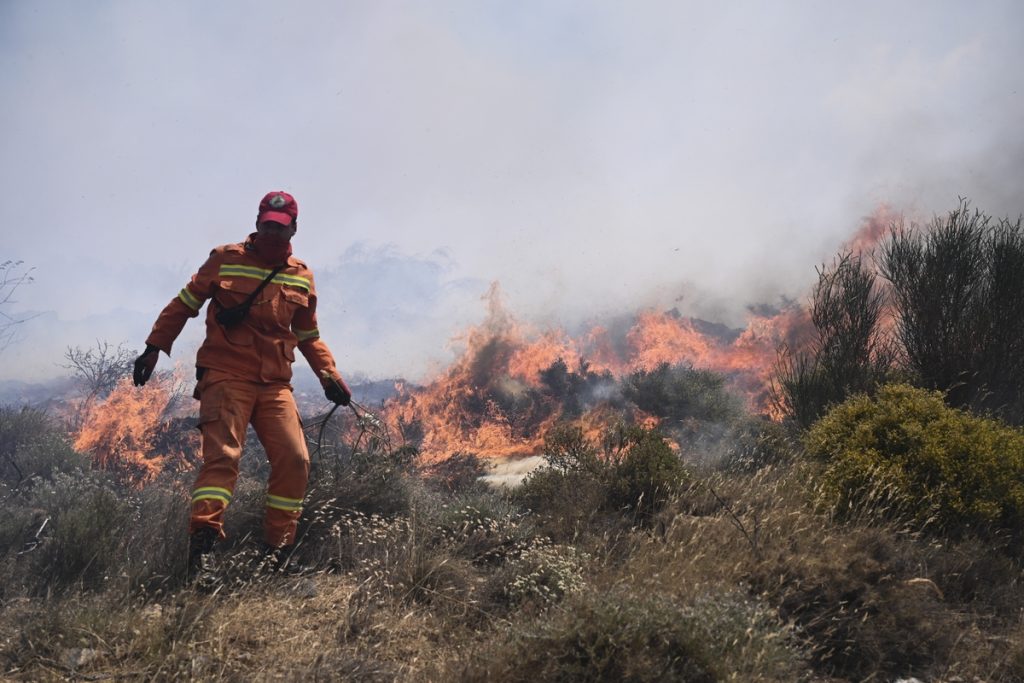 Λουτράκι: Μεγάλη φωτιά από κεραυνό σε δασική έκταση στα Στραβά