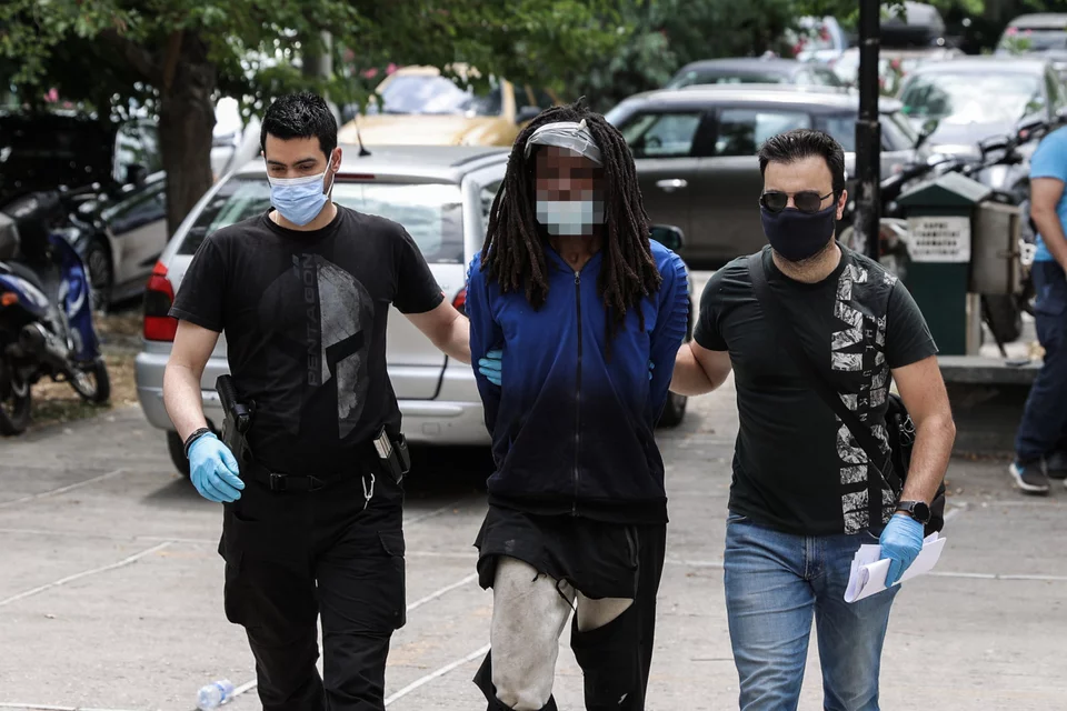 Στον εισαγγελέα ο Βρετανός εμπρηστής – Προσπάθησε να βάλει φωτιά με κεριά στη λίμνη Μπελέτσι