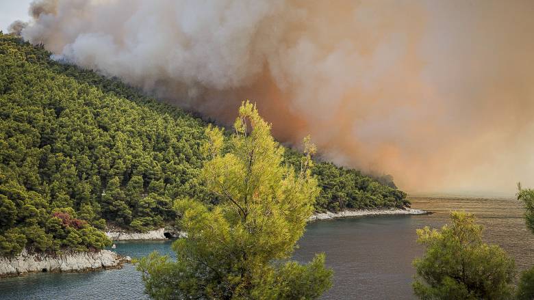 Σκόπελος: Φωτιά ξέσπασε από κεραυνό σε δύο περιοχές