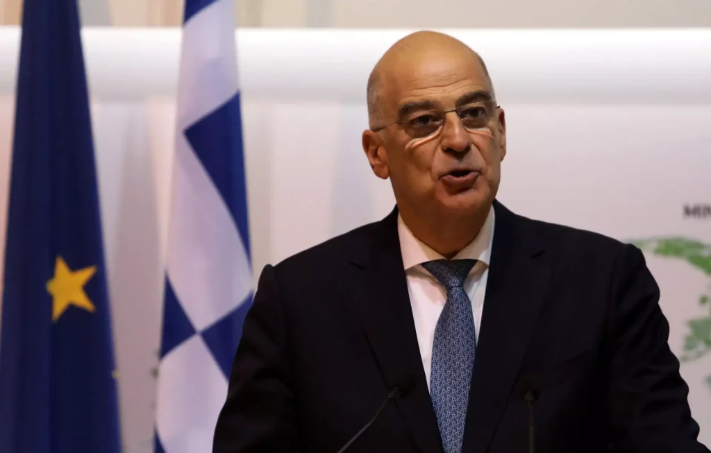 Ο Νίκος Δένδιας συναντήθηκε με τον νέο πρέσβη του Περού Χαβιέρ Ραούλ Μαρτίν Βέπεζ Βερδεγιέ