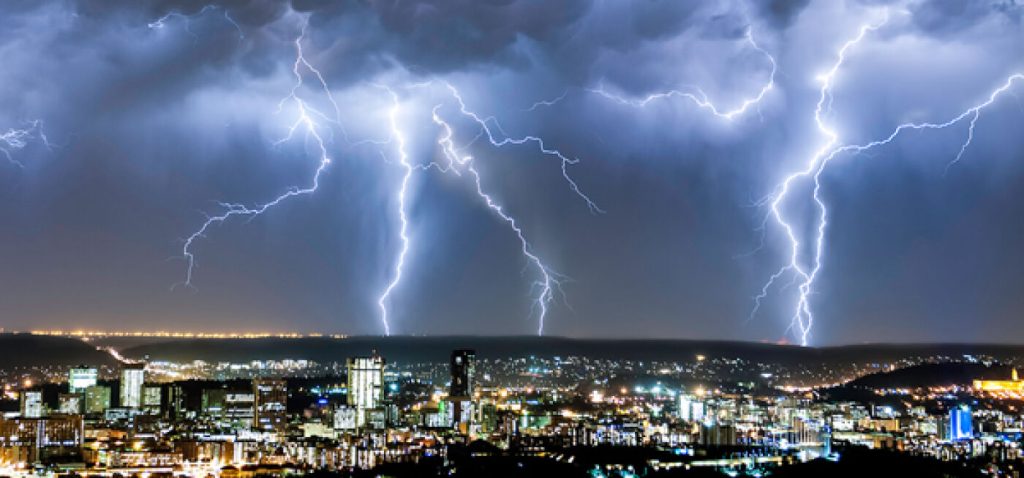 Εικόνες Αποκάλυψης από την κακοκαιρία: Σφοδροί άνεμοι, κεραυνοί, αστραπές και βροντές – Απόκοσμο σκηνικό