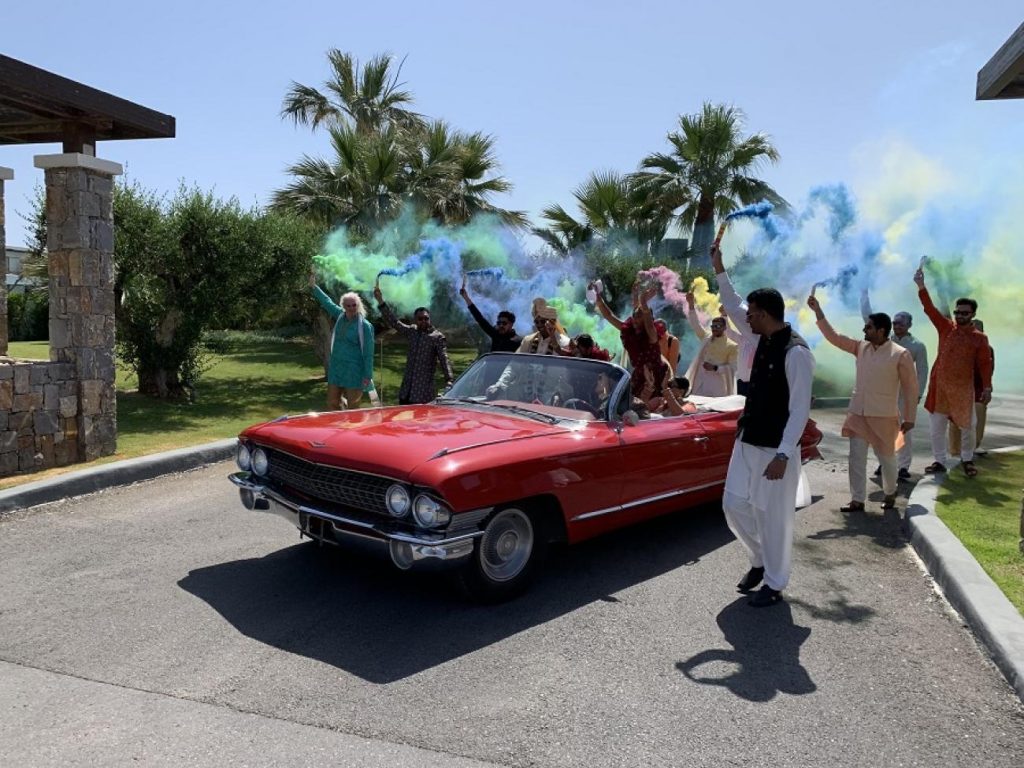 Κρήτη: Ινδός μεγιστάνας παντρεύτηκε στο Ηράκλειο και πήγε στην εκκλησία με συλλεκτική Cadillac